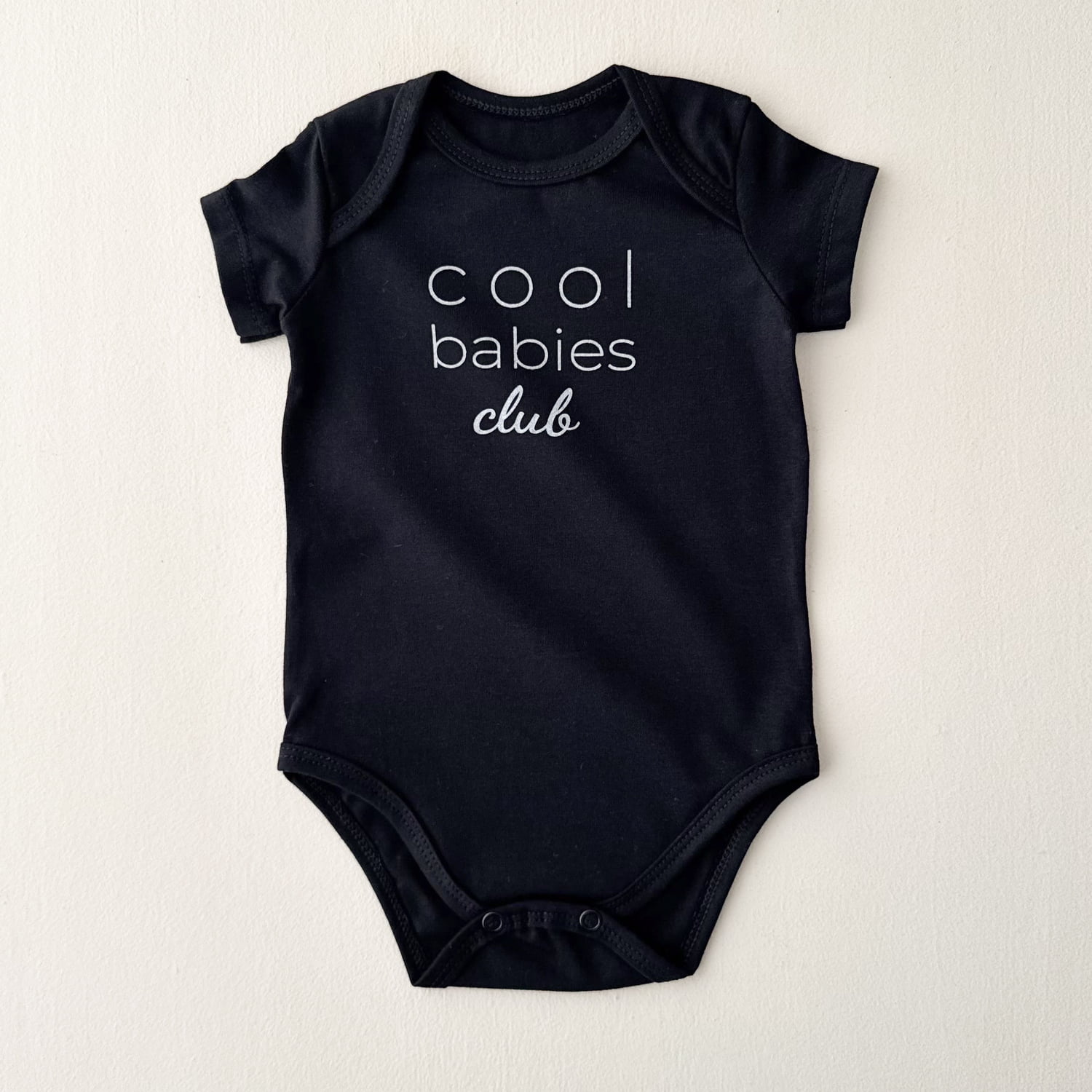 Body Bebe Manga Curta Unissex Preto - Cool Babies Club