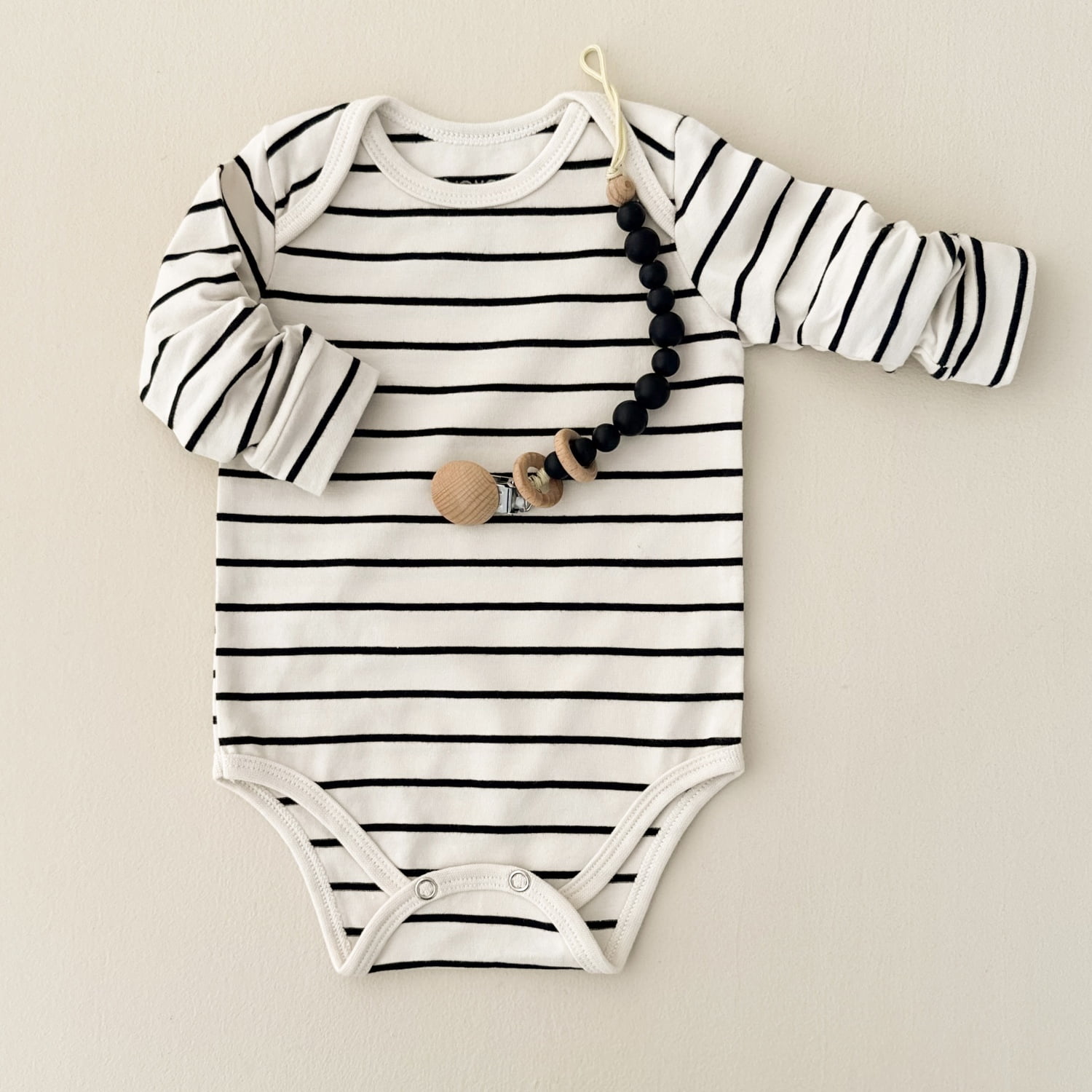 Body Bebê Manga Longa Unissex – Listrado Marfim e Preto