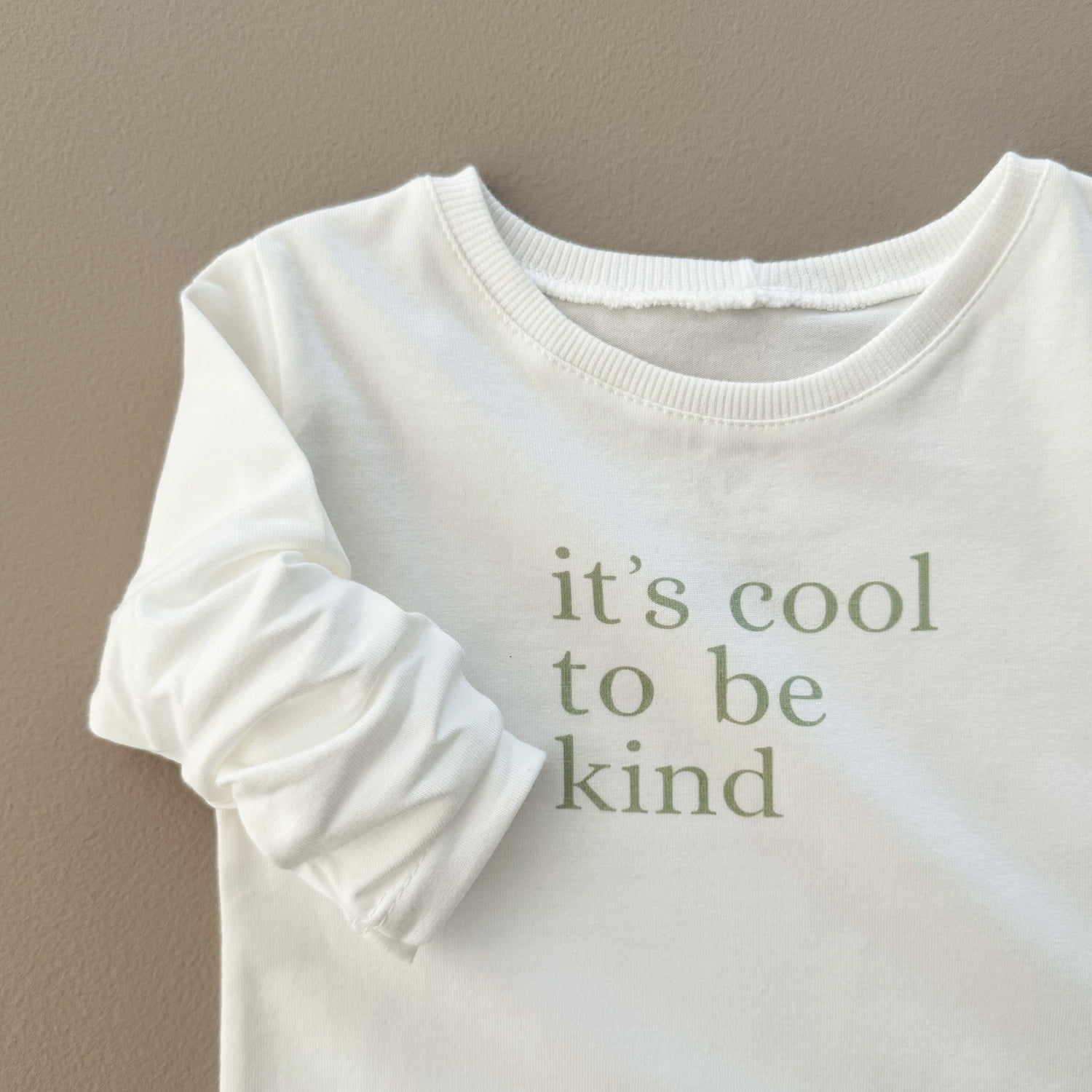 Camiseta KIDS Manga Longa Unissex - IT´S COOL TO BE KIND (verde)