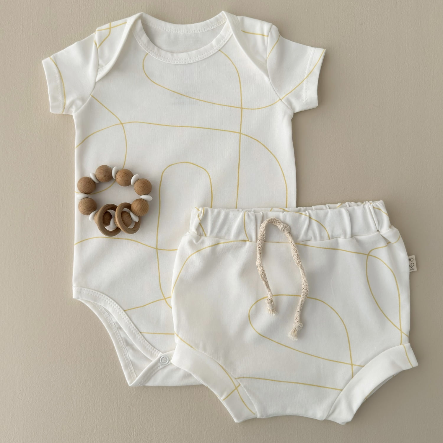 Conjunto Bebe Body Manga Curta e Tapa Fraldas - Linhas Orgânicas Amarelo Brulée