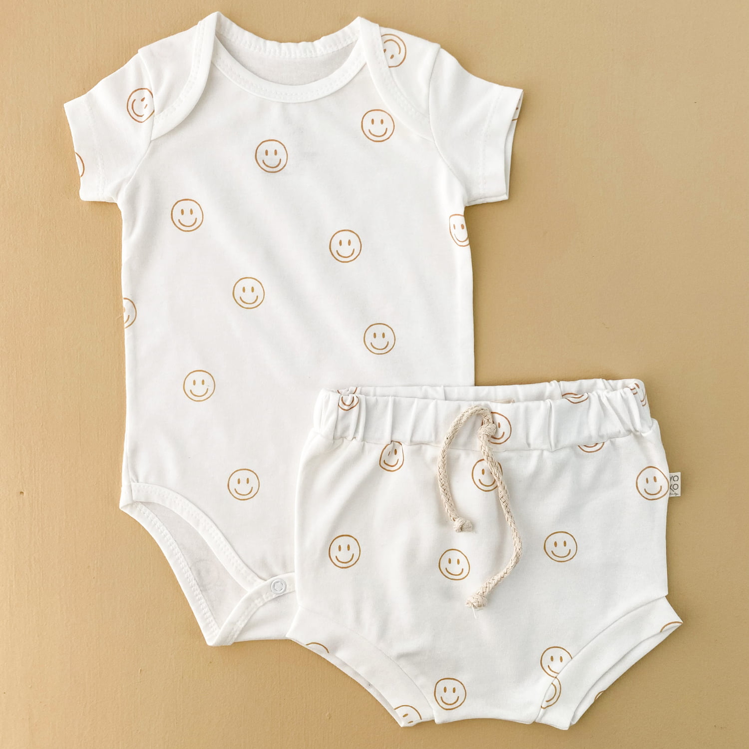 Conjunto Bebe Body Manga Curta e Tapa Happy - Off White e Caramelo