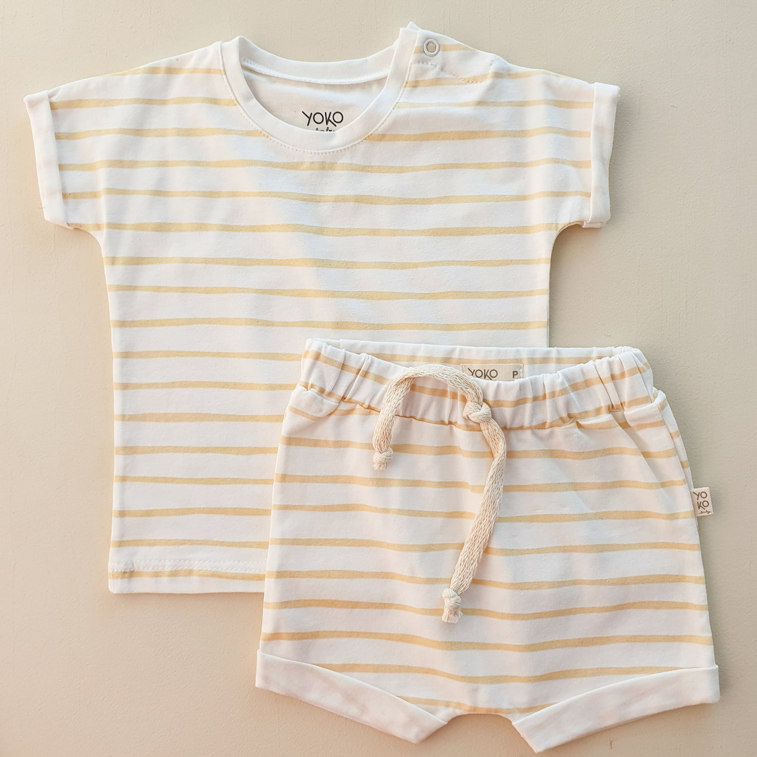 Conjunto Bebe Camiseta e Shorts - Listras Amêndoa