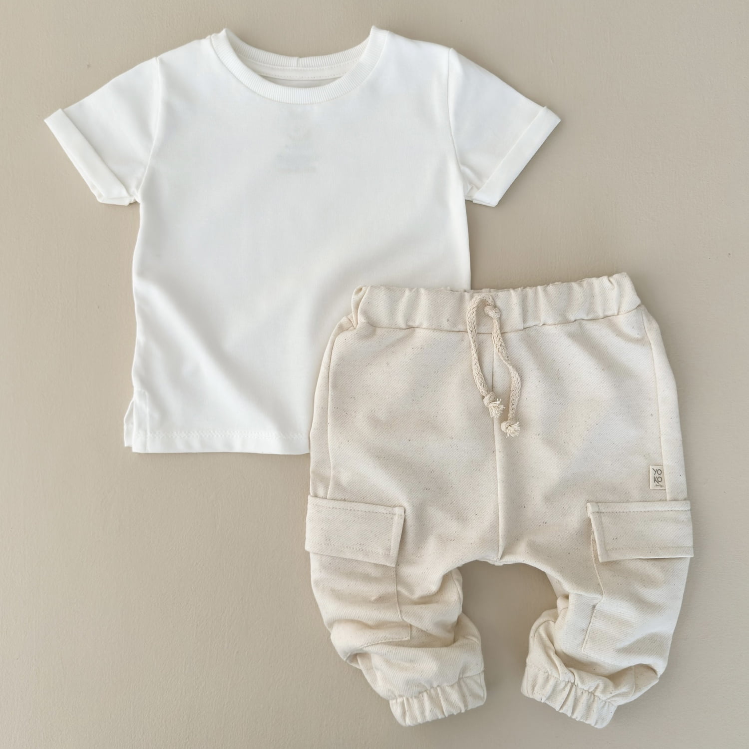 Conjunto Camiseta Bebê Manga Curta e Calça Cargo Texturizada – Off White