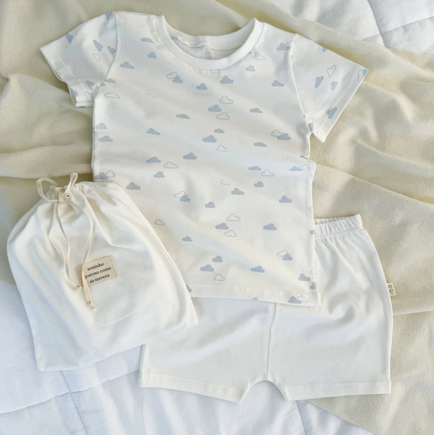 Conjunto Kids Pijama Manga Curta - Off White e Nuvem Azul