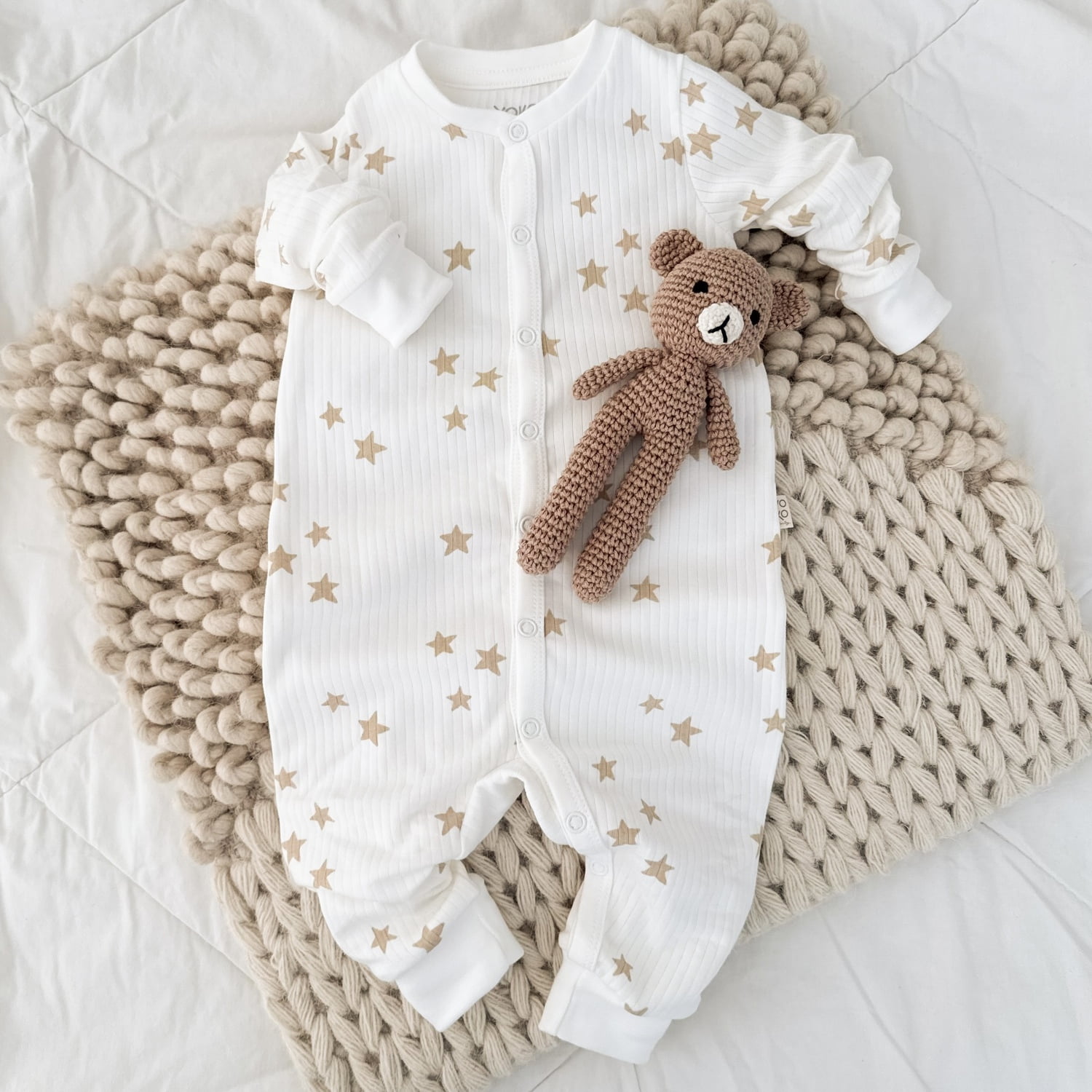 Macacão Bebê Pijama Manga Longa Canelado – Off White com Estrelas Latte