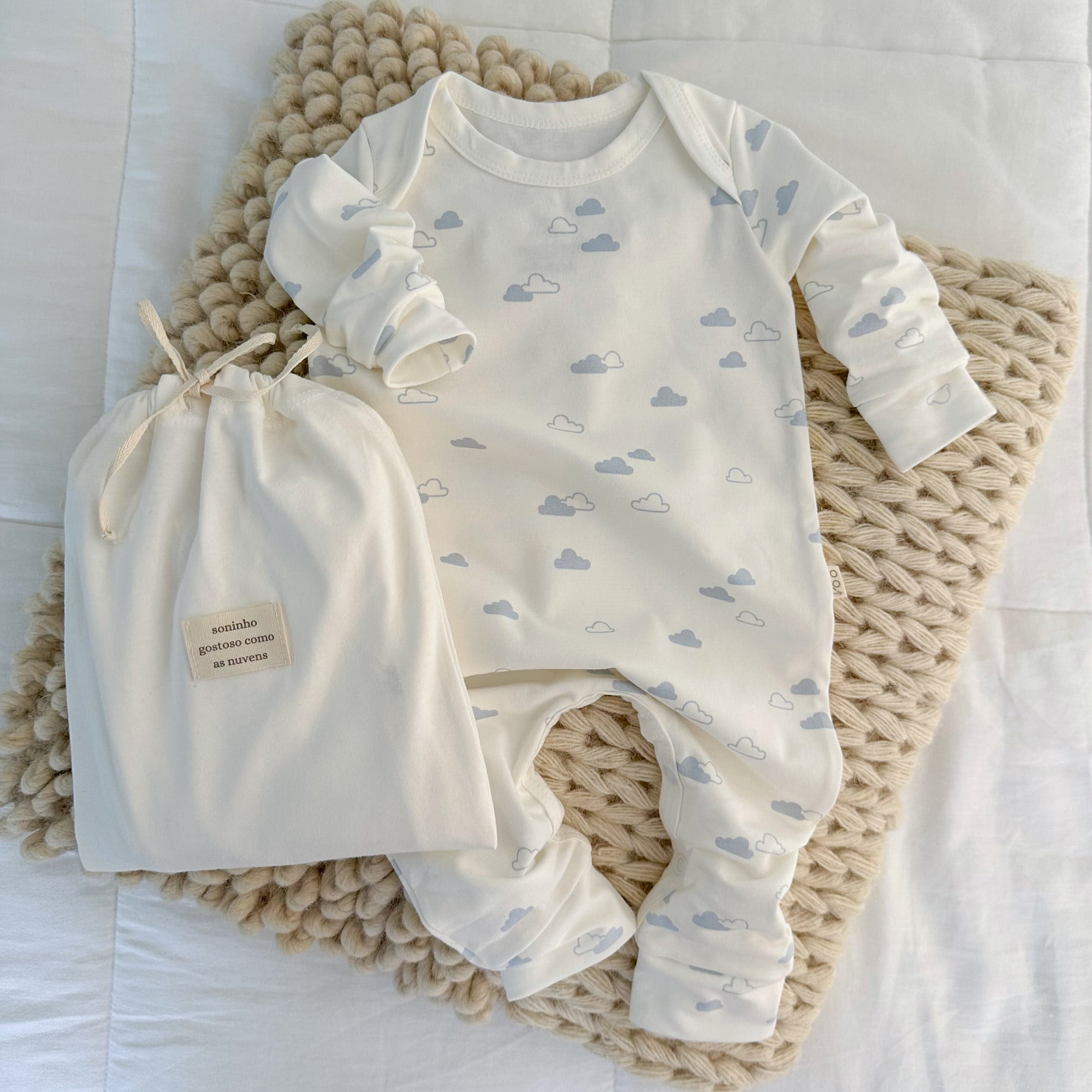 Macacão Bebe Pijama Manga Longa - Off White e Nuvem Azul