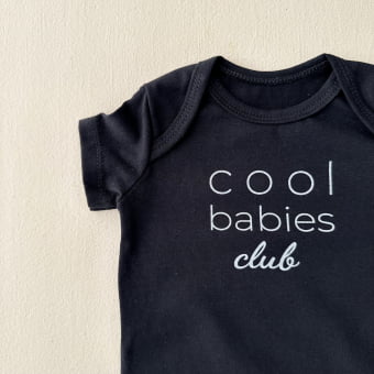 Body Bebe Manga Curta Unissex Preto - Cool Babies Club