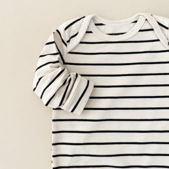 Body Bebê Manga Longa Unissex – Listrado Marfim e Preto