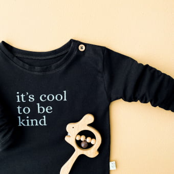 Camiseta Bebe Manga Longa Unissex - It's Cool To Be Kind