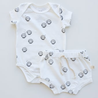 Conjunto Bebe Body Manga Curta e Tapa Fraldas Conchas - Off White e Preto