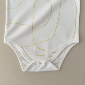 Conjunto Bebe Body Manga Curta e Tapa Fraldas - Linhas Orgânicas Amarelo Brulée