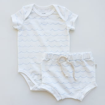 Conjunto Bebe Body Manga Curta e Tapa Fraldas Ondas - Off White e Azul