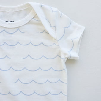 Conjunto Bebe Body Manga Curta e Tapa Fraldas Ondas - Off White e Azul