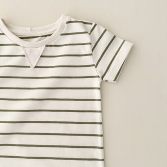 Conjunto Bebê Camiseta e Shorts – Listras Marfim e Verde