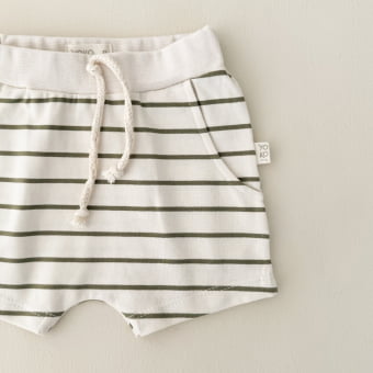 Conjunto Bebê Camiseta e Shorts – Listras Marfim e Verde