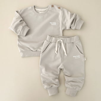 Conjunto Bebê Moletom Peluciado Comfy Stay Cozy – Cinza Orvalho Conjunto Bebê Moletom Peluciado Comfy Stay Cozy – Cinza Orvalho