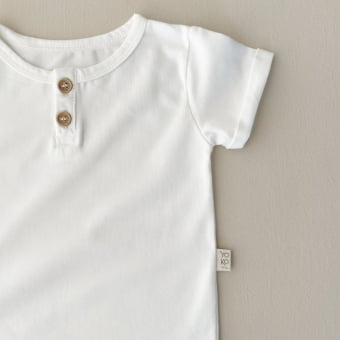 Conjunto Camisa Bebê Manga Curta com Botões e Short Texturizado – Off White