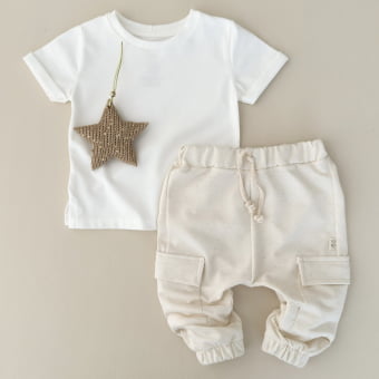Conjunto Camiseta Bebê Manga Curta e Calça Cargo Texturizada – Off White Conjunto Camiseta Bebê Manga Curta e Calça Cargo Texturizada – Off White