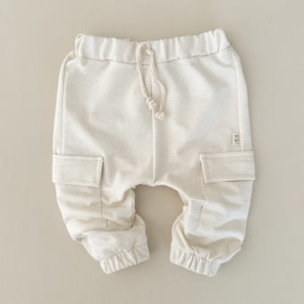 Conjunto Camiseta Bebê Manga Curta e Calça Cargo Texturizada – Off White