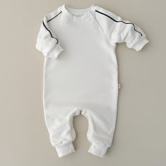 Macacão Bebê Moletom Peluciado Comfy – Off White com Preto