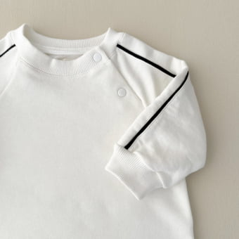 Macacão Bebê Moletom Peluciado Comfy – Off White com Preto