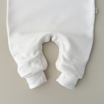 Macacão Bebê Moletom Peluciado Comfy – Off White com Preto