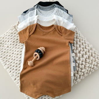 Macaquinho Bebê Manga Curta Unissex - Cotton Premium Leve - Off White