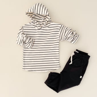 Conjunto Infantil Camiseta Listrado Premium e Calça Molecotton — Marfim e Preto Conjunto Infantil Camiseta Listrado Premium e Calça Molecotton — Marfim e Preto