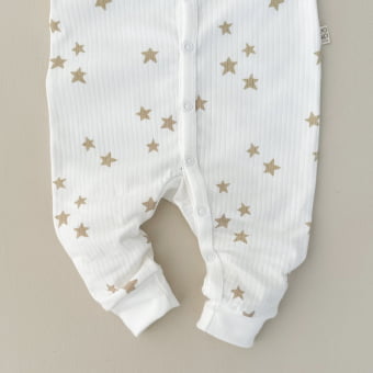 Macacão Bebê Pijama Manga Longa Canelado – Off White com Estrelas Latte