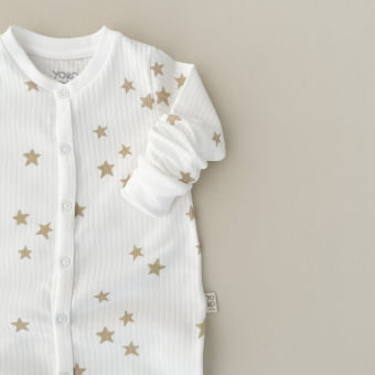 Macacão Bebê Pijama Manga Longa Canelado – Off White com Estrelas Latte