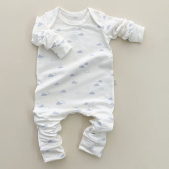 Macacão Bebe Pijama Manga Longa - Off White e Nuvem Azul