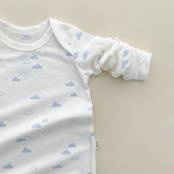 Macacão Bebe Pijama Manga Longa - Off White e Nuvem Azul