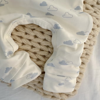 Macacão Bebe Pijama Manga Longa - Off White e Nuvem Azul