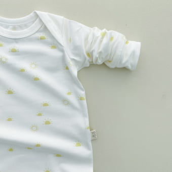 Macacão Bebe Pijama Manga Longa - Off White e Sol Amarelo