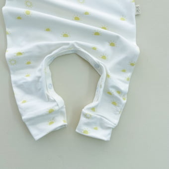 Macacão Bebe Pijama Manga Longa - Off White e Sol Amarelo